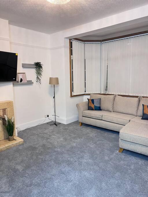 Spacious 3 Bed Flat - Beach Nearby - No Pets Southend-on-Sea Exterior foto