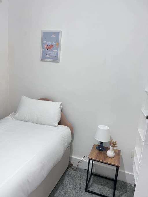 Spacious 3 Bed Flat - Beach Nearby - No Pets Southend-on-Sea Exterior foto